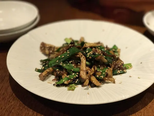 ニラとキノコ自家製小魚豆苗炒め
