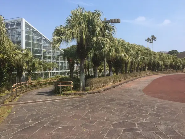 温室への入り口