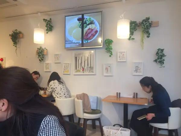 白が基調の落ち着いた店内＊