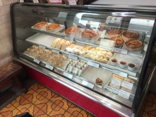 ケーキショップなのかパン屋なのか、、