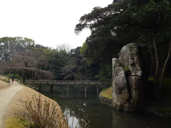 花葉の池と大立石