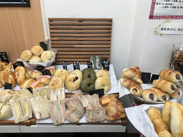 小さな店内に並ぶパンたち