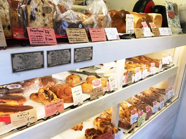 対面販売方式のパンたちがずらり