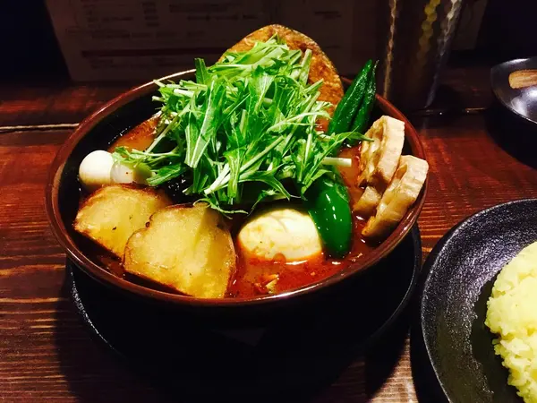 野菜スープカレーにチキン丸ごと一本トッピング