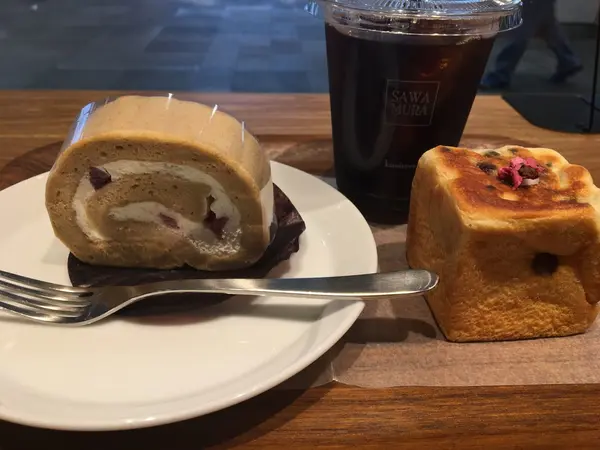 季節限定味のロールケーキと季節限定桜のキューブ