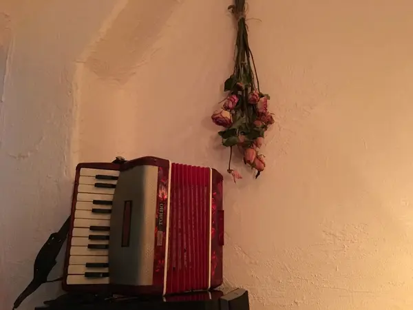ここのスピーカーから音楽が