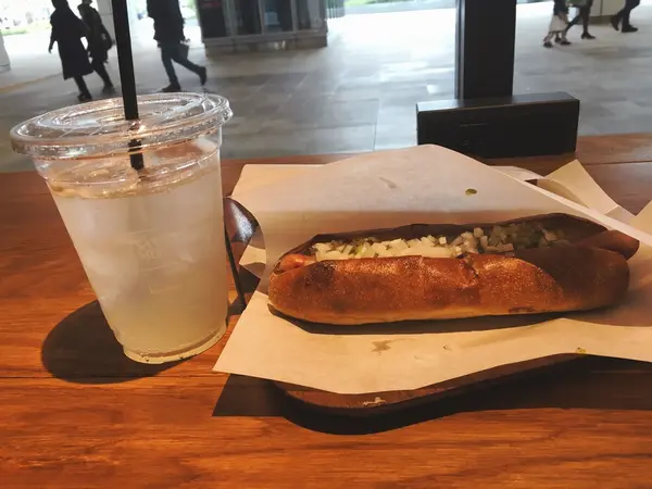 ホットドッグとレモンソーダ
