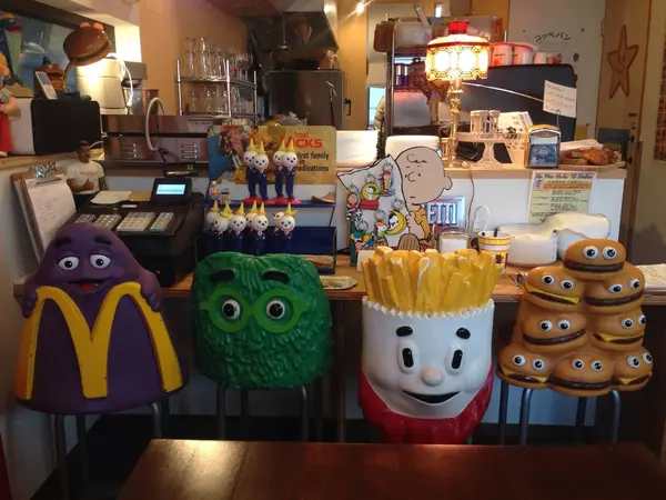 アメリカンヴィンテージなかわいい物がいっぱい！昔のマックの椅子やファイヤーキングの食器など、雑貨好きにはたまらんカフェ。
