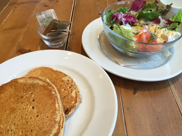 サラダと全粒粉パンケーキのセット