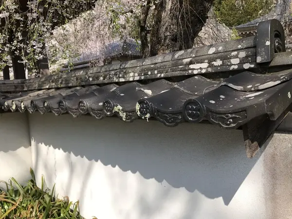 瓦に六文銭