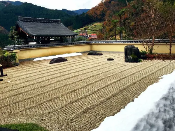 枯山水庭園を目の前にリラックス