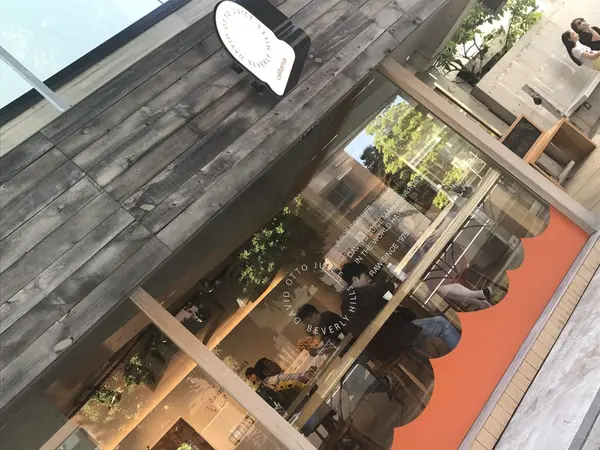 店内に少しですが席もあります