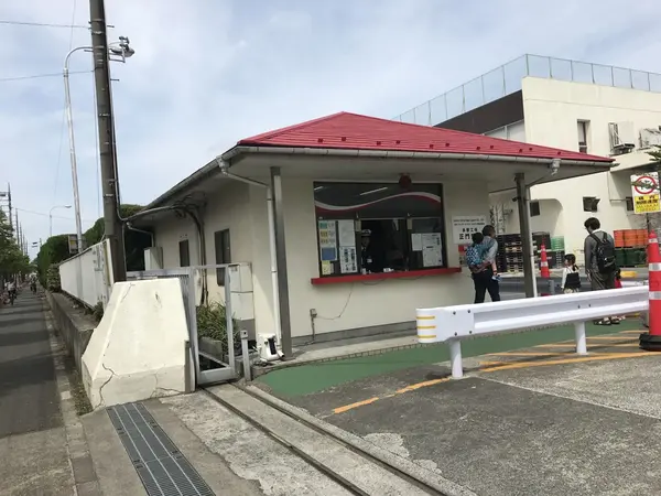 入口の守衛さんの所で受付します