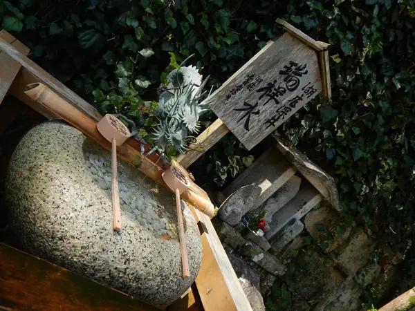 湖上の島に湧き出でる不思議な清水「瑞祥水」