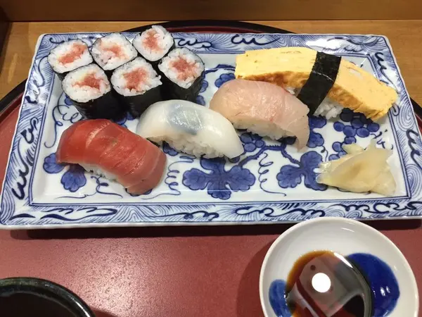 昼はランチメニューも充実