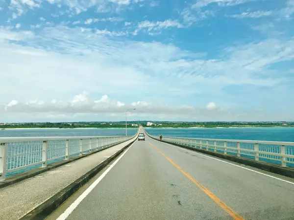 空に続くような来間大橋