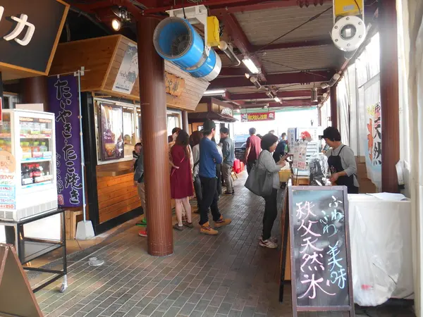 活気ある半屋内の店