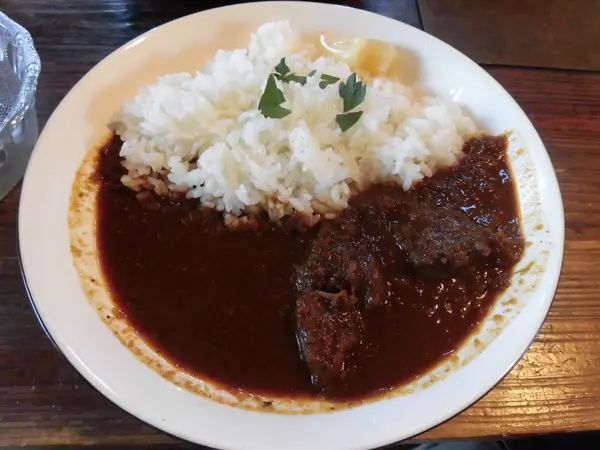 メインディッシュは鹿の肉が入ったカレーライス
