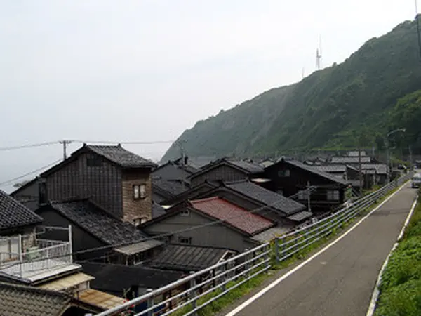 筒石・断崖下の町並み