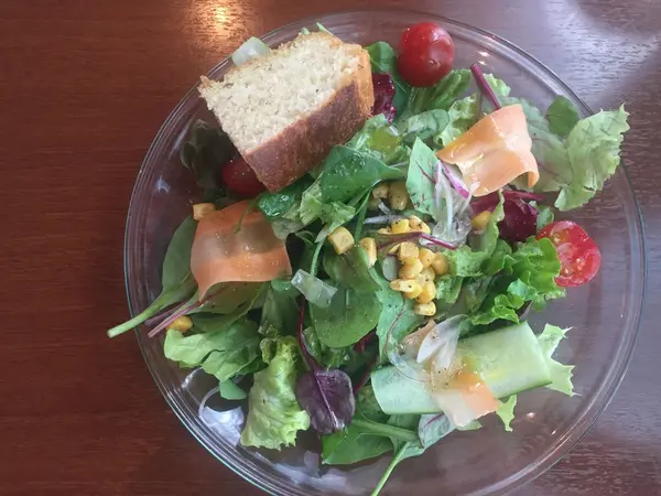 ランチにはこんな立派なサラダも