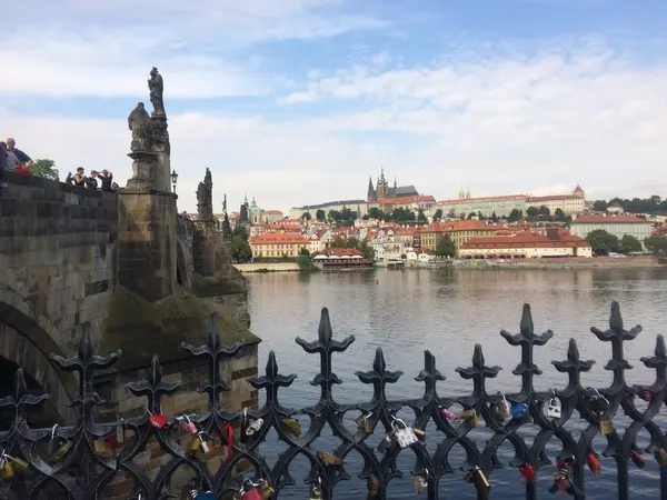 橋のたもとから見たプラハ城✨