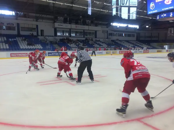 この距離での観戦はホントにレア！スケート靴が氷を削る音、スティックがパックを打つ音、選手同士の体と体がぶつかり合う音が鮮明に、すぐ間近で聞こえます！