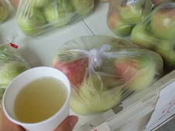 しぼりたてリンゴジュース!