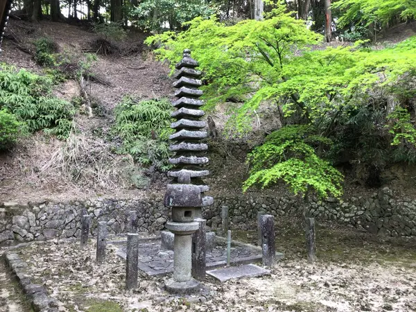 光仁天皇墓碑
