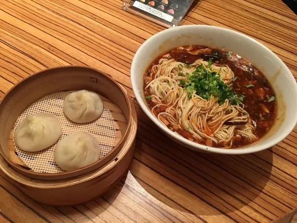 小籠包とサンラータン麺のセット