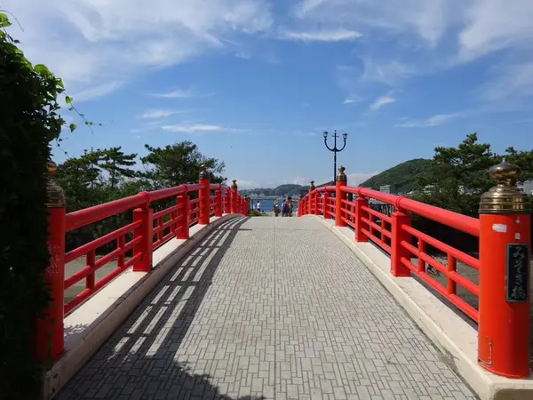絵になる赤い橋