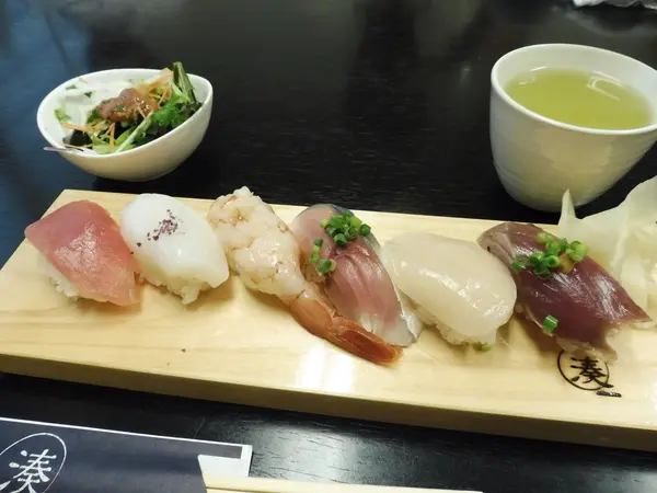 夕食はお寿司とお酒を…！