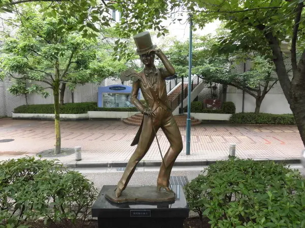 「燕尾服の紳士」