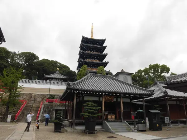 中山寺境内