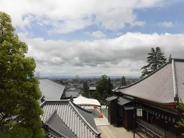 中山寺境内