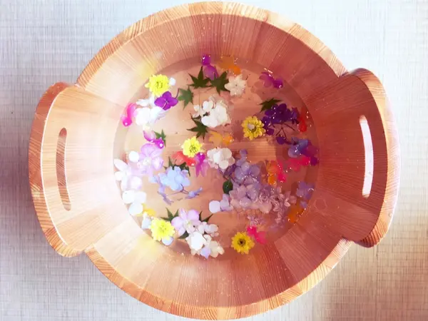 季節に合わせたお花を浮かべた足湯が可愛い♡