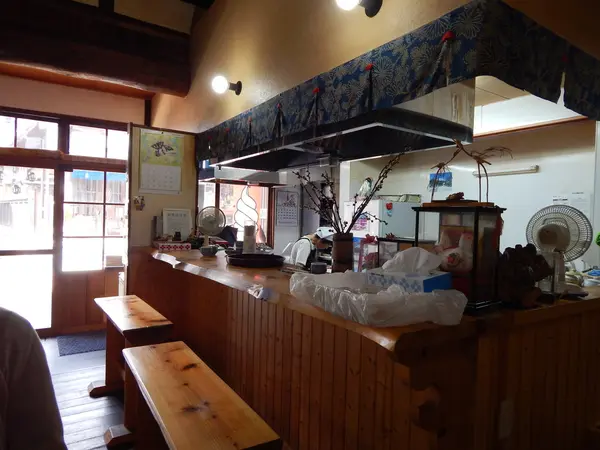 カウンターとテーブル席があります