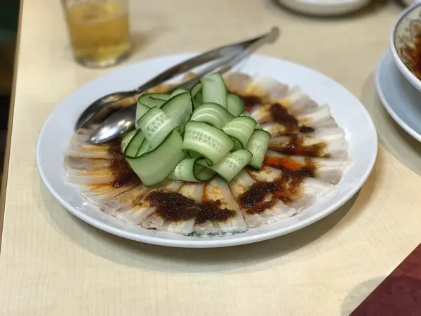 薄切り豚肉のニンニク辛味ソース