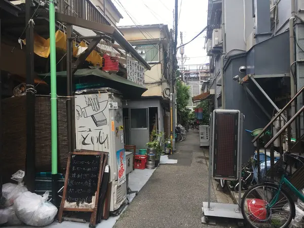 路地裏に入ると