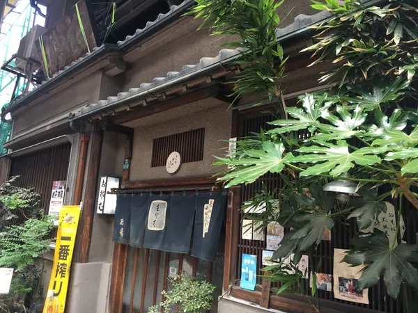 渋いお店構えです。