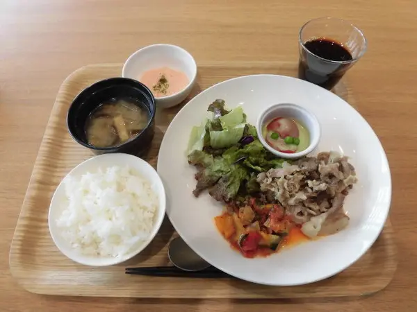 メニューは、肉、魚、カレー