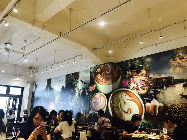 休日は店内も混み合ってます