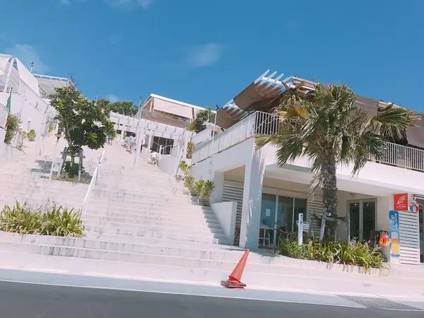 白い建物と青い空