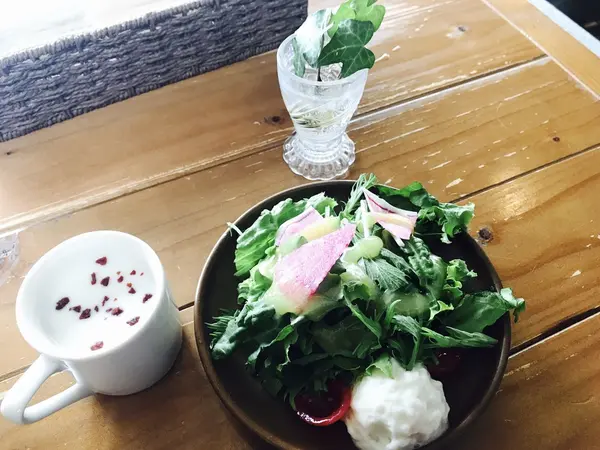 セットのサラダとスープ