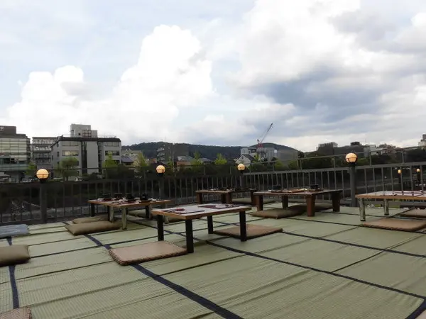 納涼床の川床（かわゆか、かわどこ）