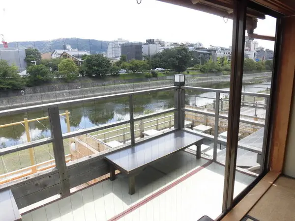 納涼床の川床（かわゆか、かわどこ）
