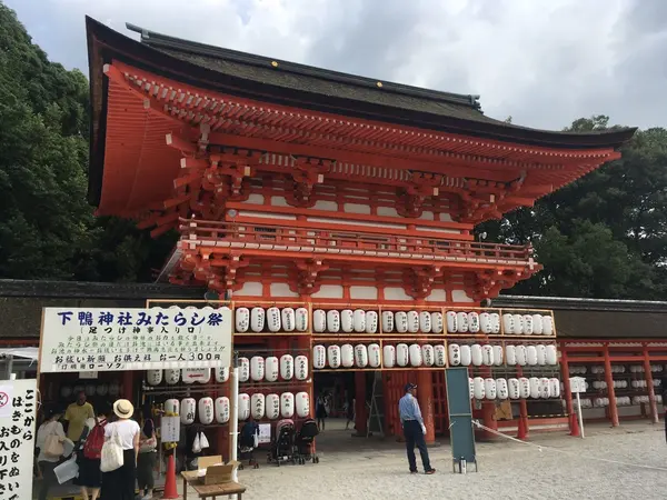 楼門の隣りから入場