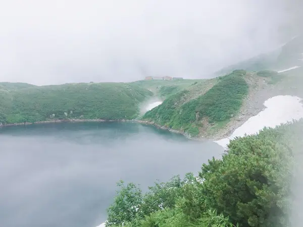 霧がちょっと薄くなったみくりが池
