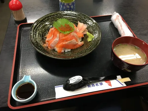 海賊サーモン丼（味噌汁付き）
