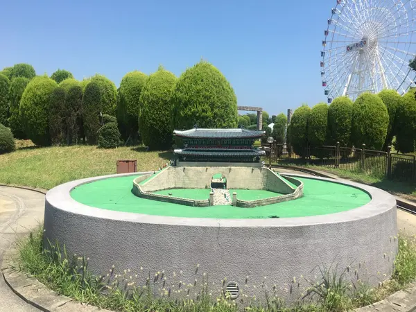 南大門のバックに観覧車