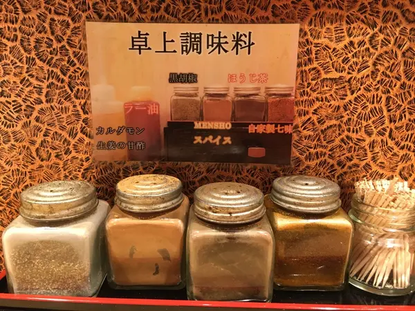 卓上調味料いろいろ。